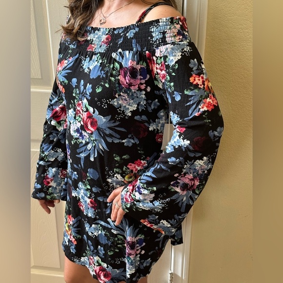 Dresses & Skirts - NWT Off/On the Shoulder floral mini dress Medium
